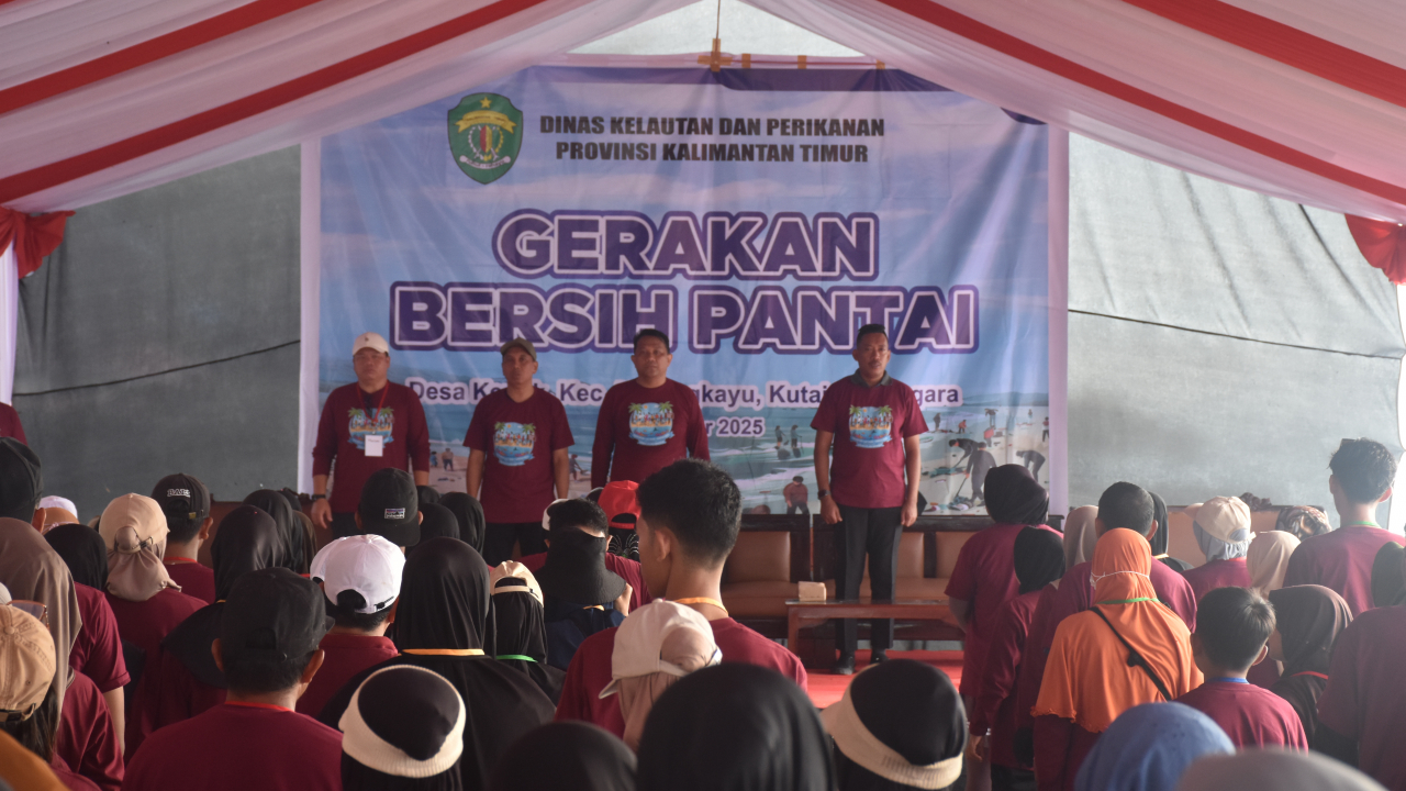 GERAKAN BERSIH PANTAI DI DESA KERSIK WUJUD KEPEDULIAN TERHADAP LINGKUNGAN PESISIR