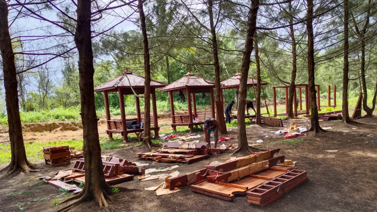 POKDARWIS PANTAI BIRU KERSIK TERIMA BANTUAN GAZEBO DARI BANK INDONESIA