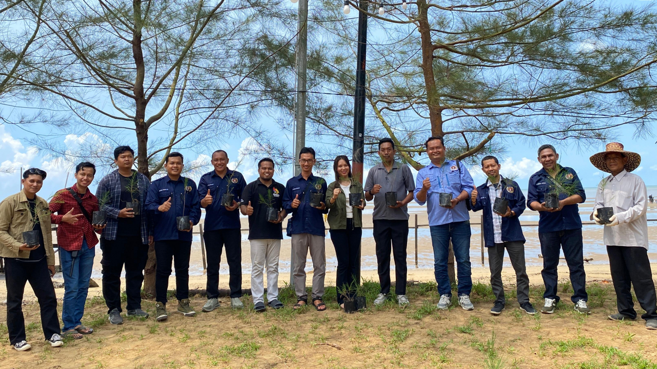 “Hijaukan Pantai Biru Kersik: Kolaborasi Pemdes Kersik–PWI Kukar Tanam Cemara Udang, Bibit Gratis dari Proklim”
