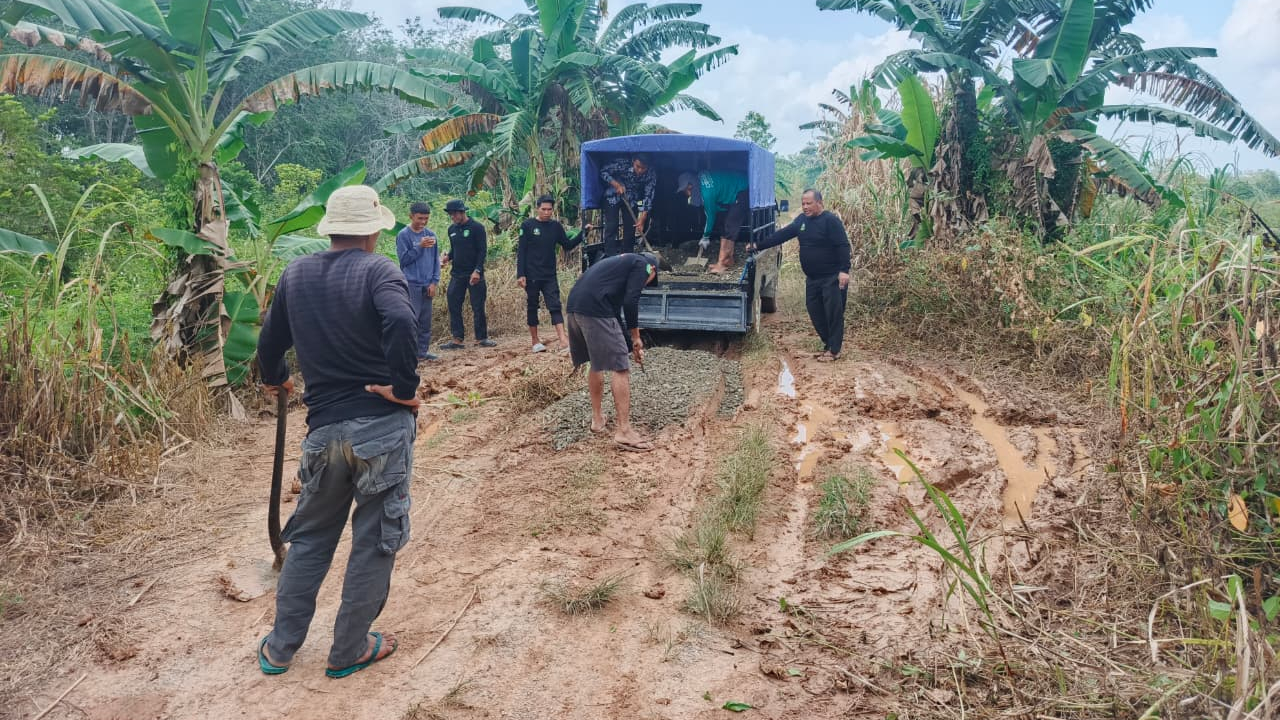 ==Kegiatan Gotong Bersama Ketua RT. 004==