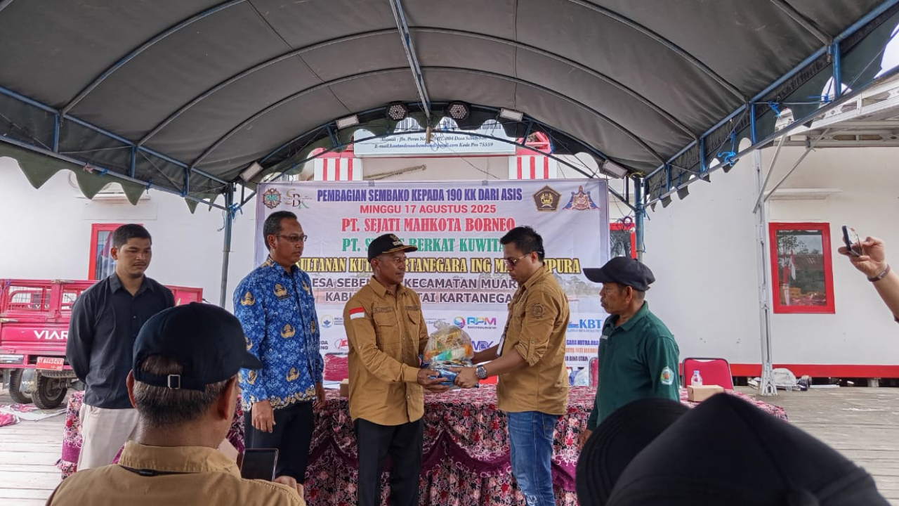 Sembako Mengalir di Desa Sebemban Berkat Kedermawanan Dua Perusahaan