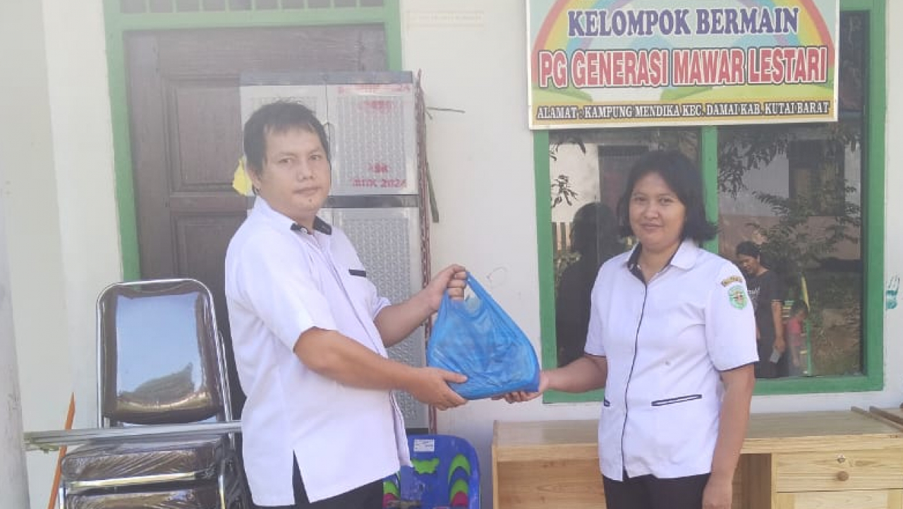 **Meningkatkan Kualitas Pendidikan Usia Dini di Kampung Mendika Melalui Bantuan Pengadaan Barang Penunjang TK Mawar Lestari**