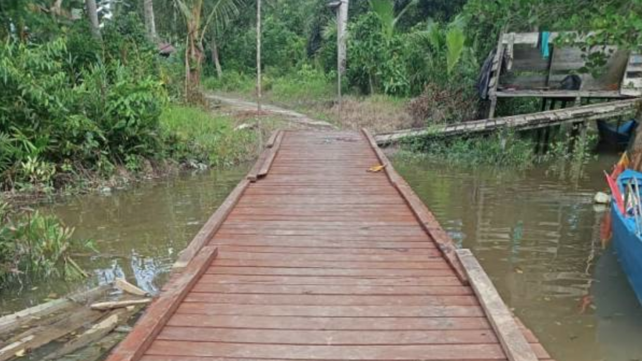 Jembatan Nelayan Desa Tanjung Manis Dikerja sesuai RAB, TPK: Kayu Ulin Lebih Kuat dari Pondasi