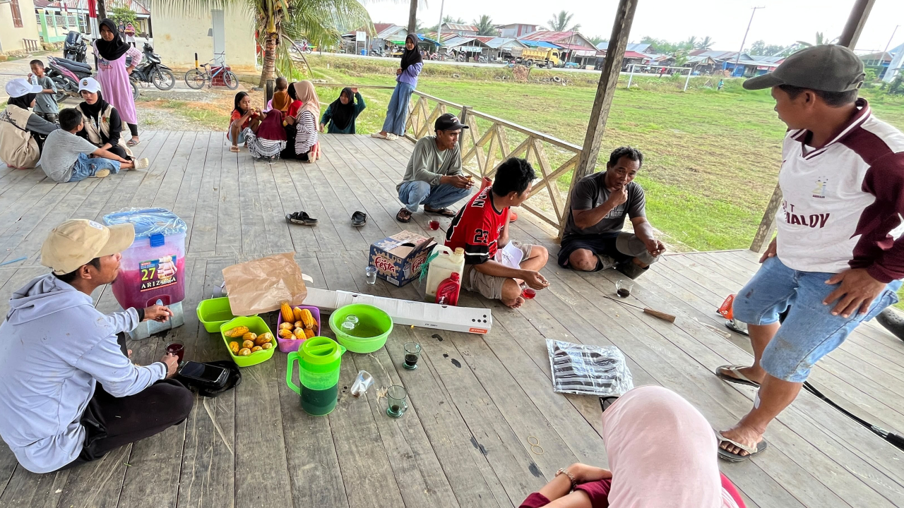 Gotong Royong Minggu Pagi, Pemerintah Desa Maloy Bersama Mahasiswa KKN Bersiap Menyambut HUT RI ke-81