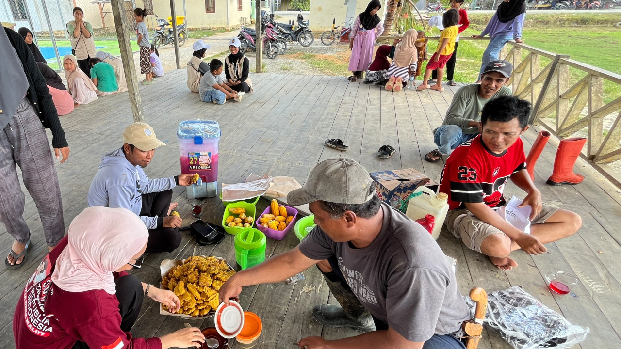 Kolaborasi Desa Maloy dan Mahasiswa KKN Melalui Gotong Royong Menyambut Hari Kemerdekaan RI ke-81