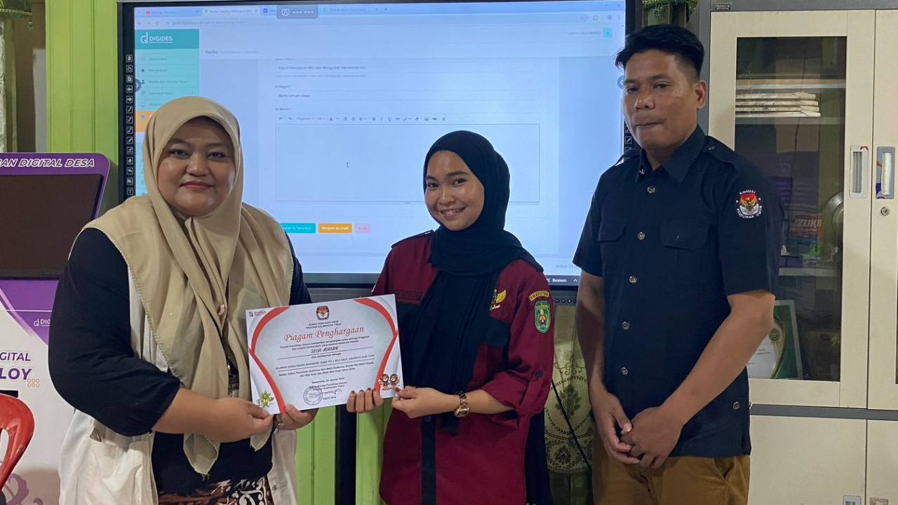 Penyerahan sertifikat petugas KPU