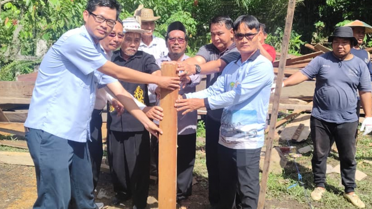 Peletakan Tiang Pertama Renovasi Balai Adat Lu'ung Baun