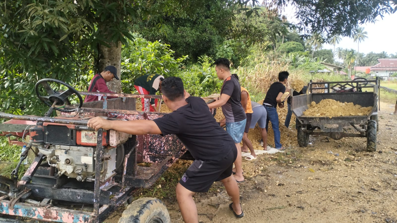 Pemerintah Desa Selangkau Gelar Gotong Royong Perbaikan Jalan Menuju Area Pemakaman di RT 002