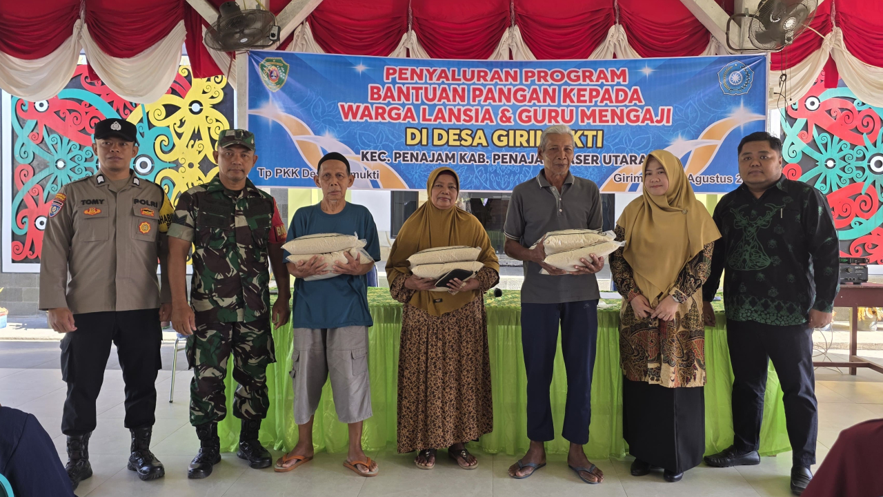 Pemdes dan TP PKK Desa Girimukti Bagikan 4 Ton Beras kepada Masyarakat