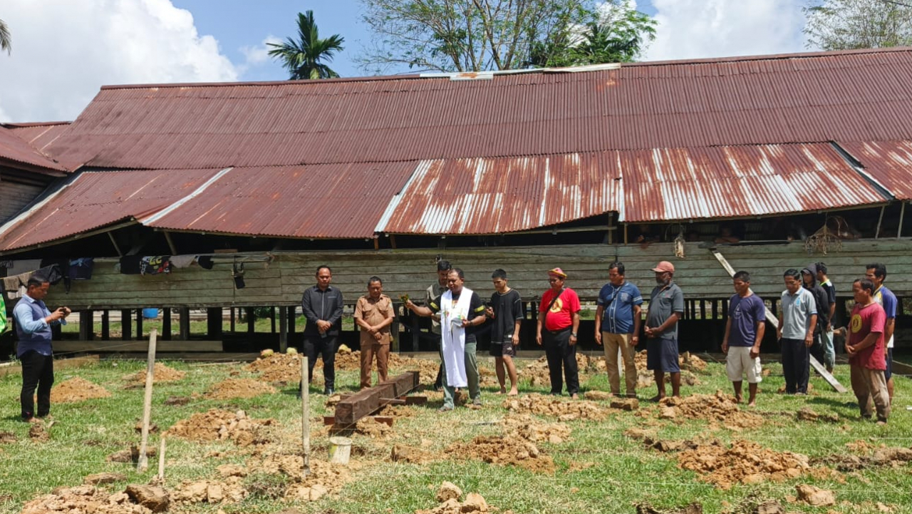 Pembangunan Balai Adat Baru di Desa Wisata Adat Sebawang