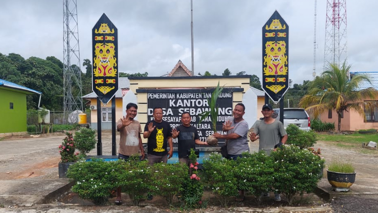 PENYERAHAN BIBIT KELAPA PANDAN WANGI KEPADA DESA SEBAWANG