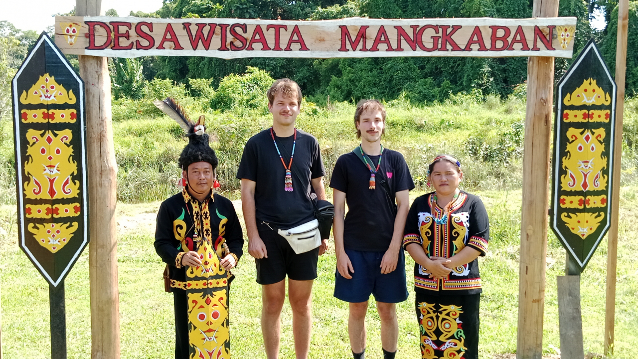 KUNJUNGAN WISATAWAN MANCANEGARA DI DESA WISATA ADAT SEBAWANG