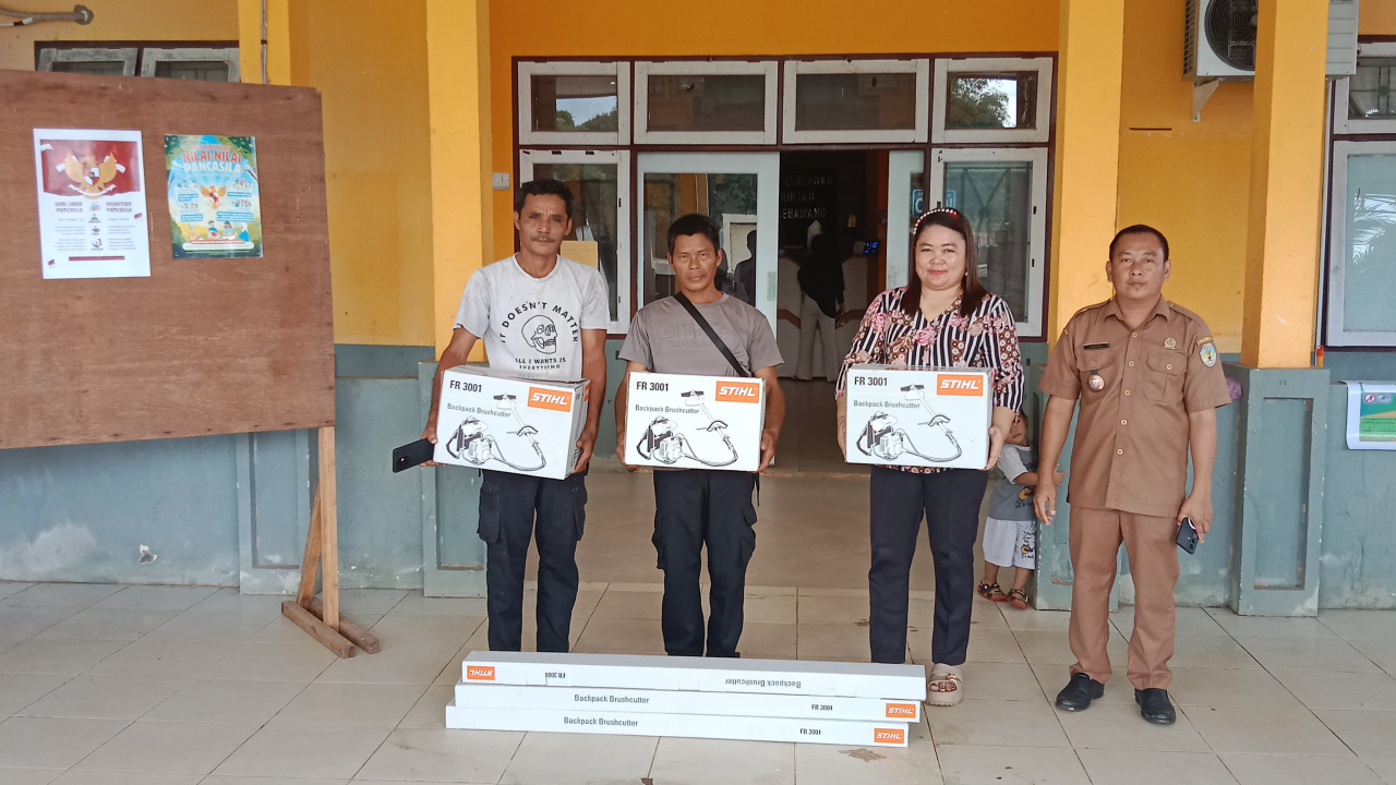 PENYERAHAN MESIN RUMPUT KE MASING-MASING KETUA RT