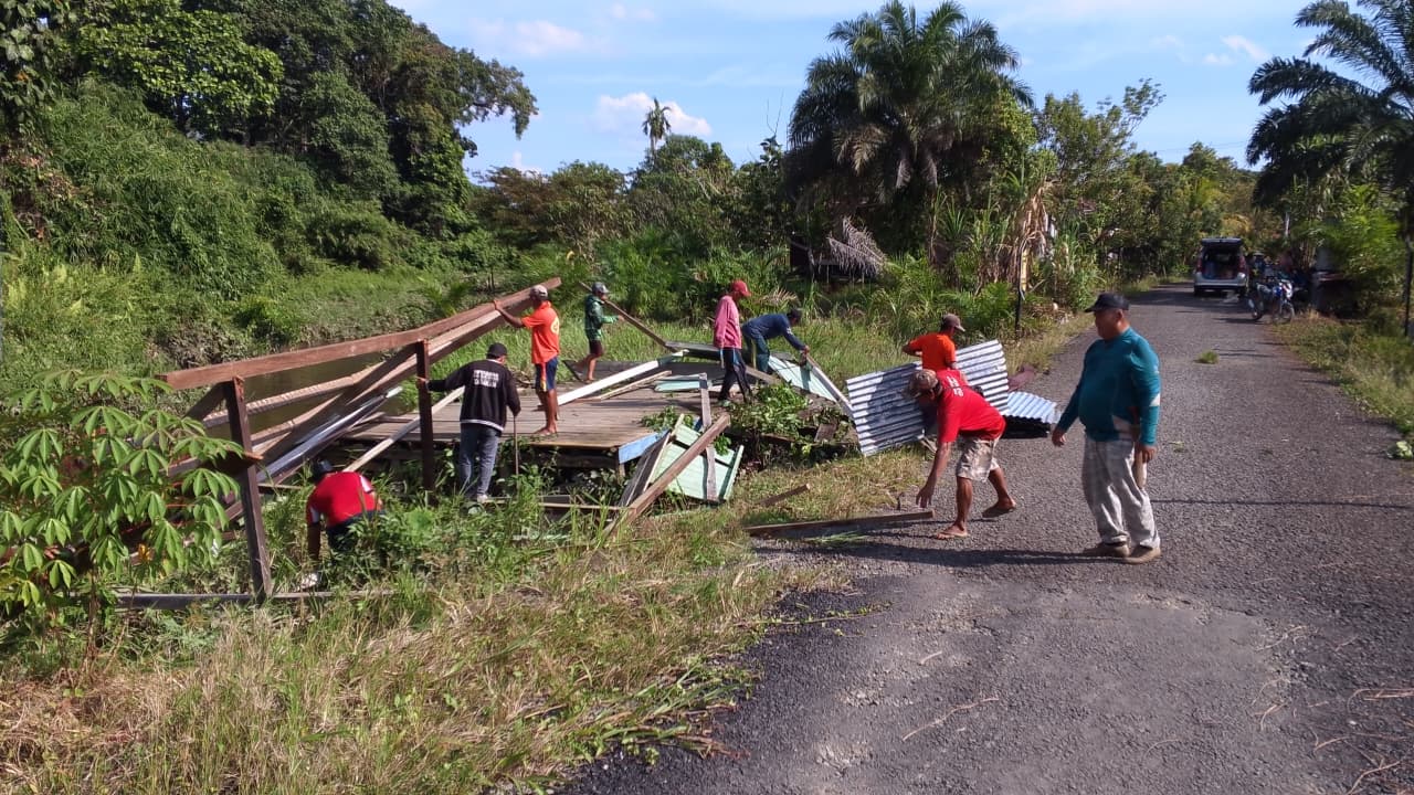 Dermaga Sebawang Dibongkar, Warga Gotong Royong Bangun Baru