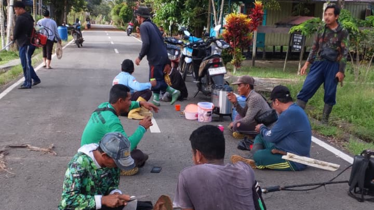 Warga Gotong Royong! Desa Sebawang Jadi Lebih Kinclong!