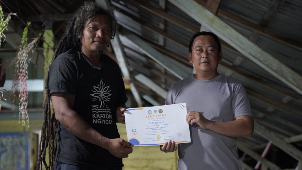 PEMYERAHAN SERTIFIKAT PENGHARGAAN PROGRAM PENDAMPINGAN DESA WISATA SEBAWANG