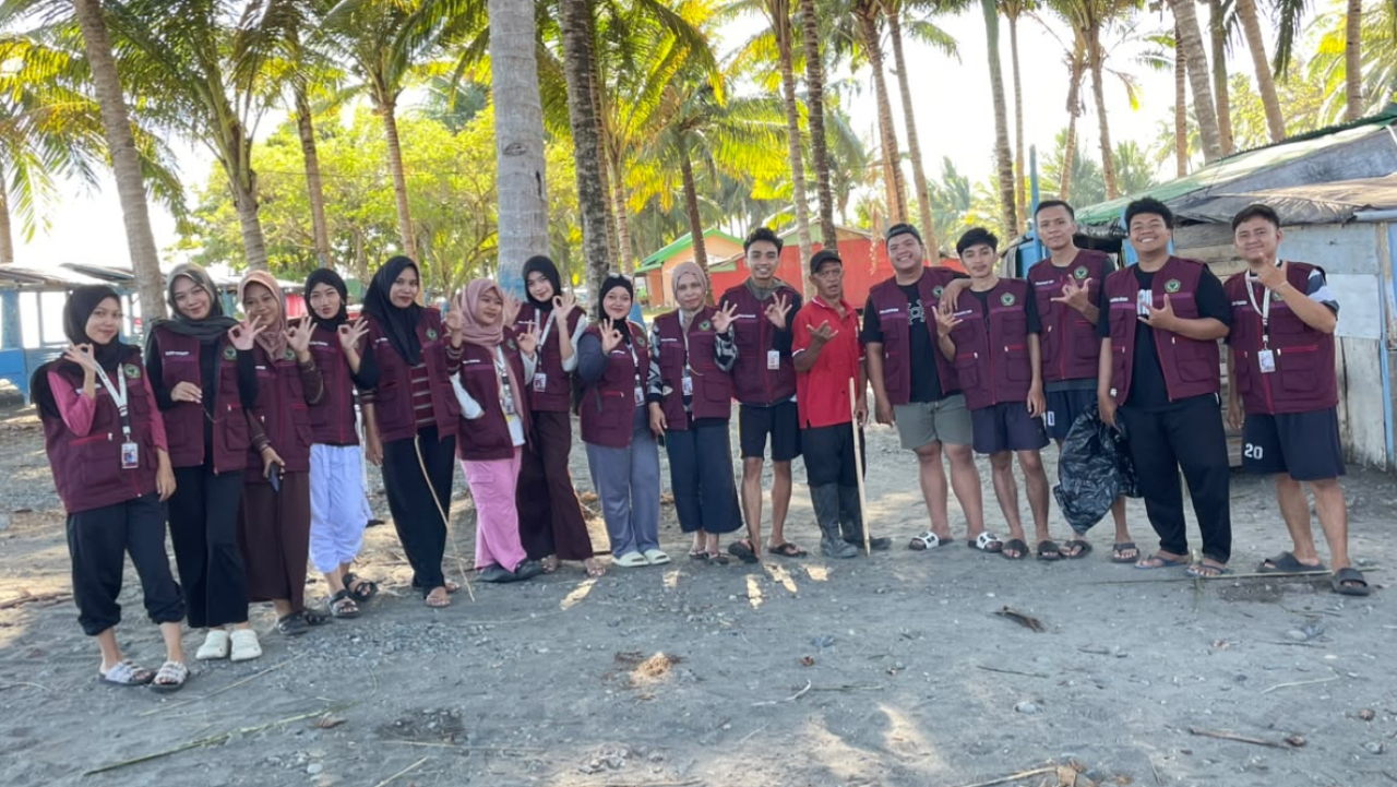 Mahasiswa KKN IAIN Manado Gelar Aksi Peduli Lingkungan dengan Bersih-Bersih Pantai di Dusun V Desa Motabang