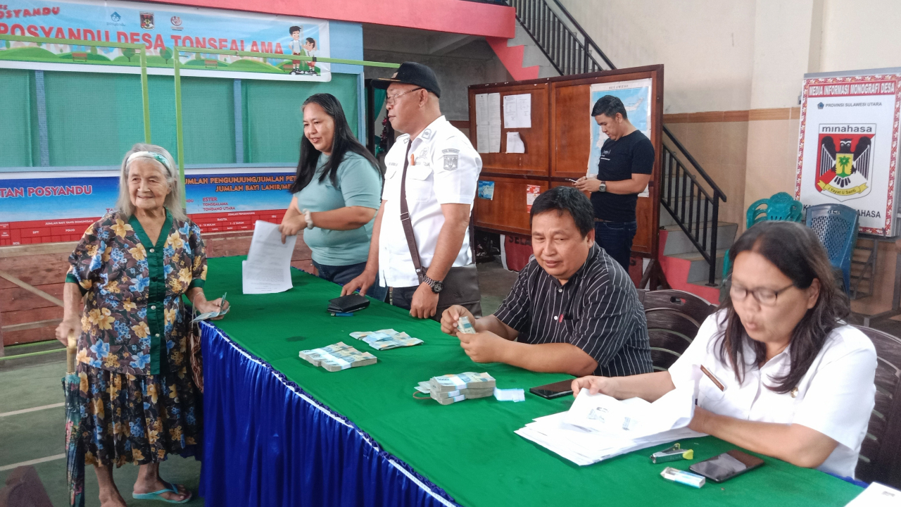 LANSIA 97 thn BERYUKUR TERIMA BLT DESA TONSEALAMA