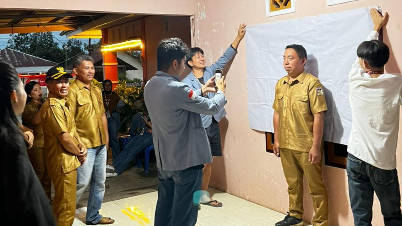 Pemerintah Desa Tonsewer dan Mahasiswa KKT Gelar Sesi Foto Resmi untuk Dokumentasi Website