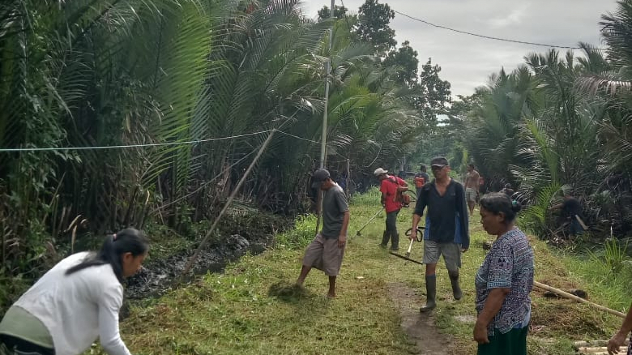 Gotong Royong: Kerja Bakti Warga Simueng Jaga Kebersihan