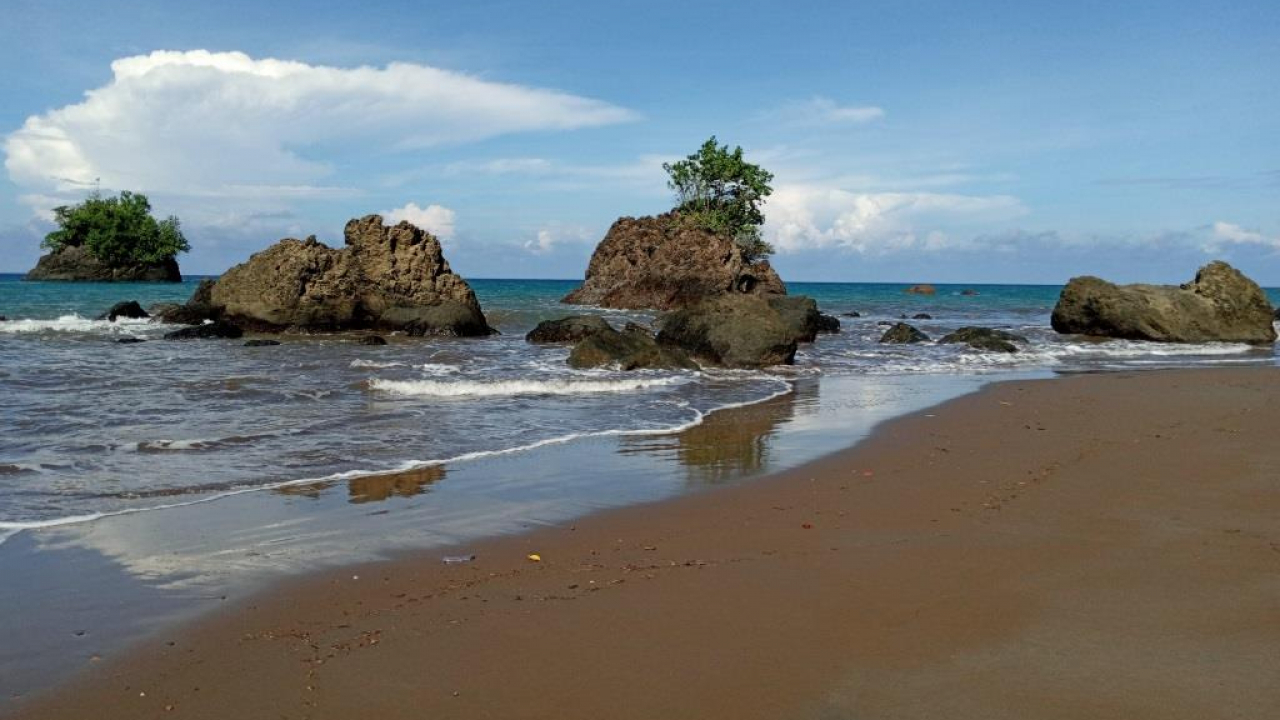 Wisata Pantai di Gemeh Raamata