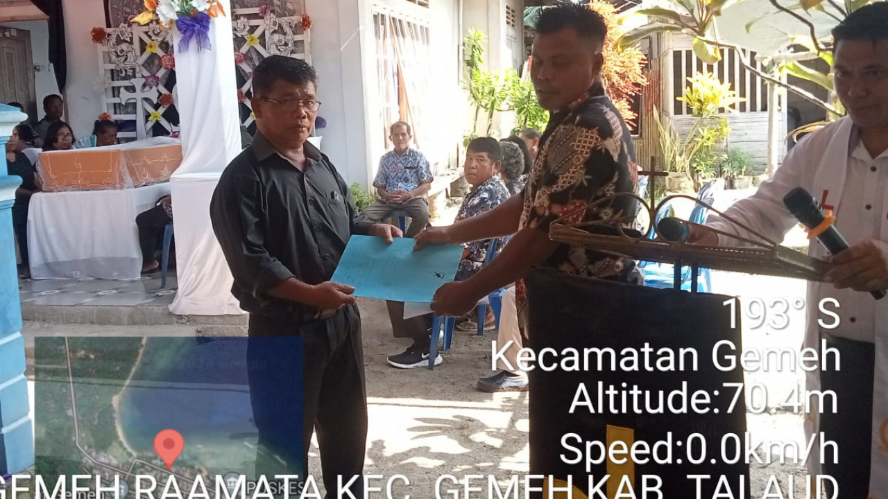 Kepala Desa Gemeh Raamata Mengikuti Upacara Pemekaman Bapak Alm. Welhemus Hinda Nusa
