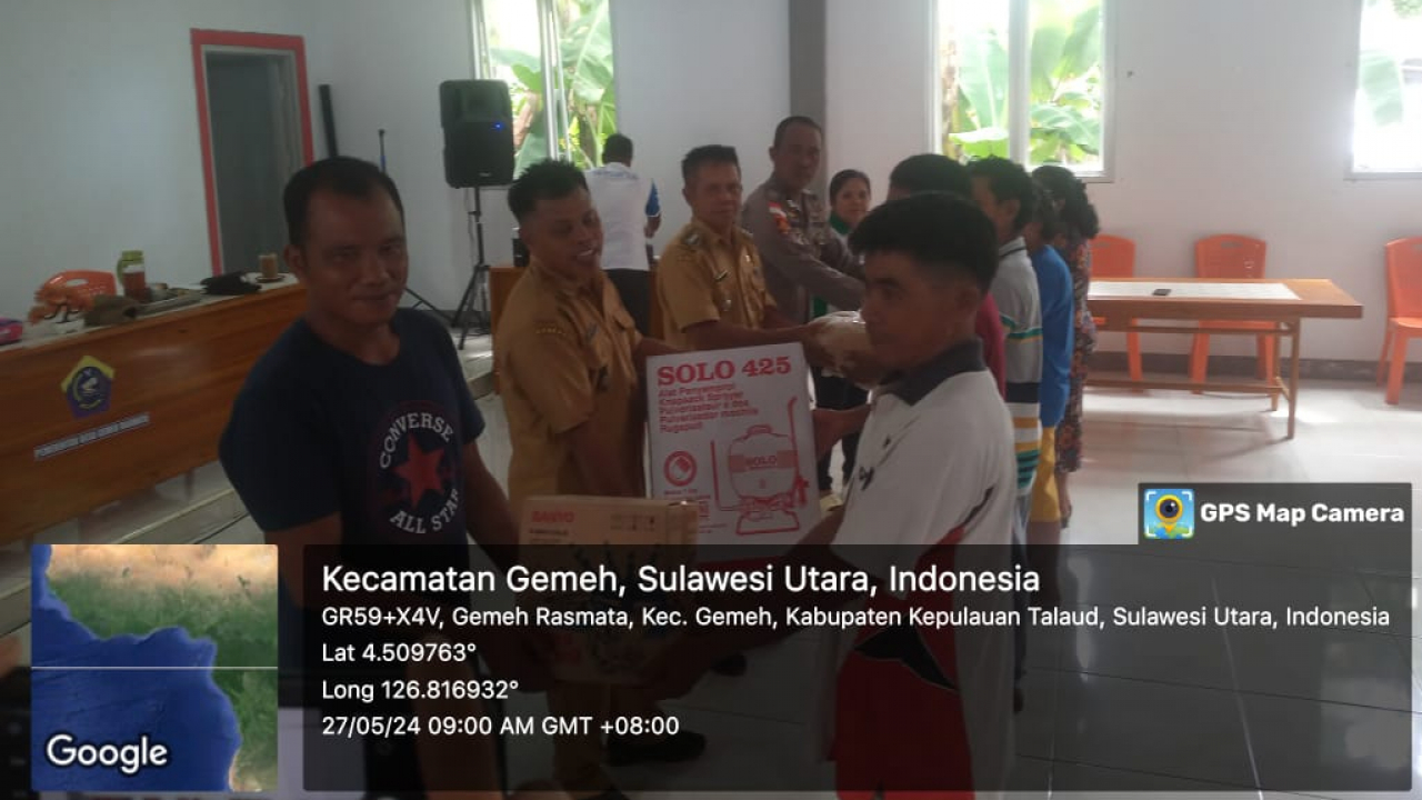 Pemerintah Desa Menyalurkan Bantuan Peralatan, Pupuk dan Bibit Kepada Kelompok Pertanian Binaan Pemerintah Desa.