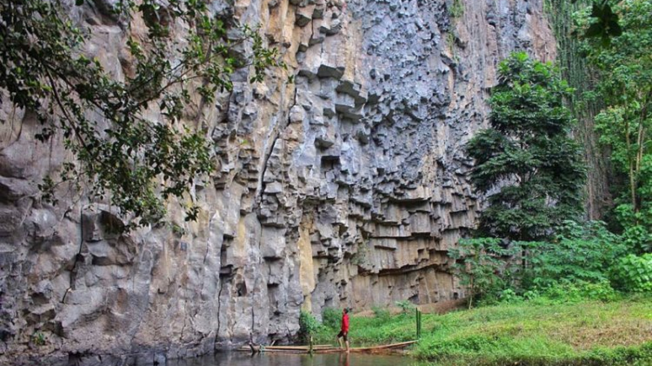 Batu Dinding Amurang