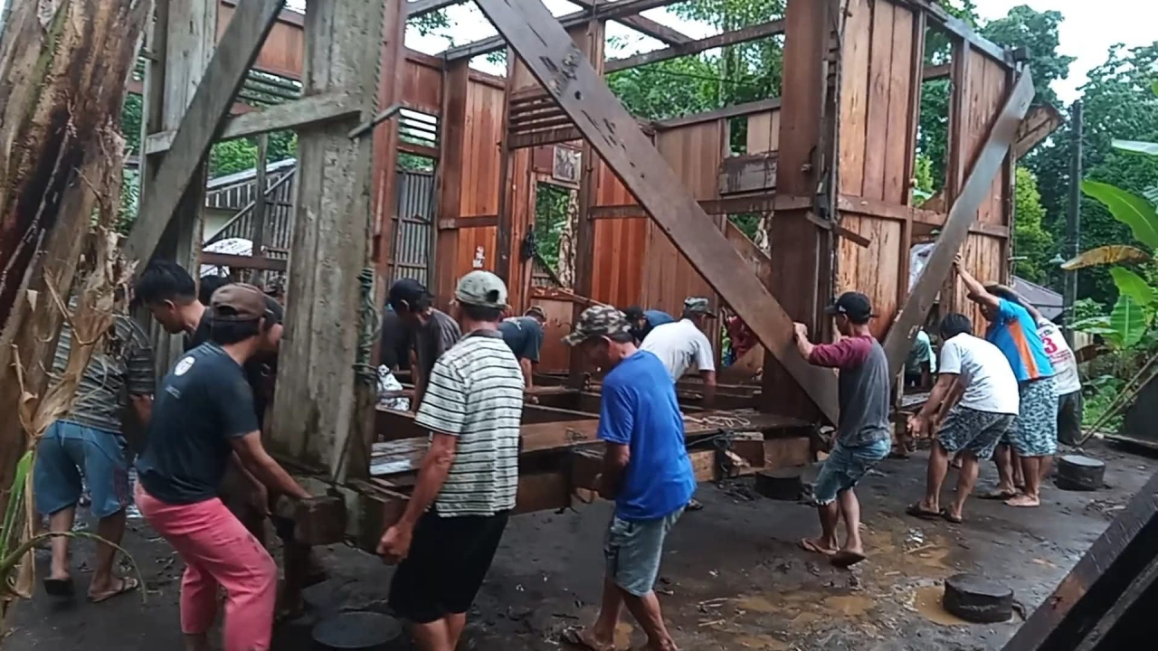 GOTONG ROYONG MEMINDAHKAN RUMAH DI DESA MOTOLING DUA