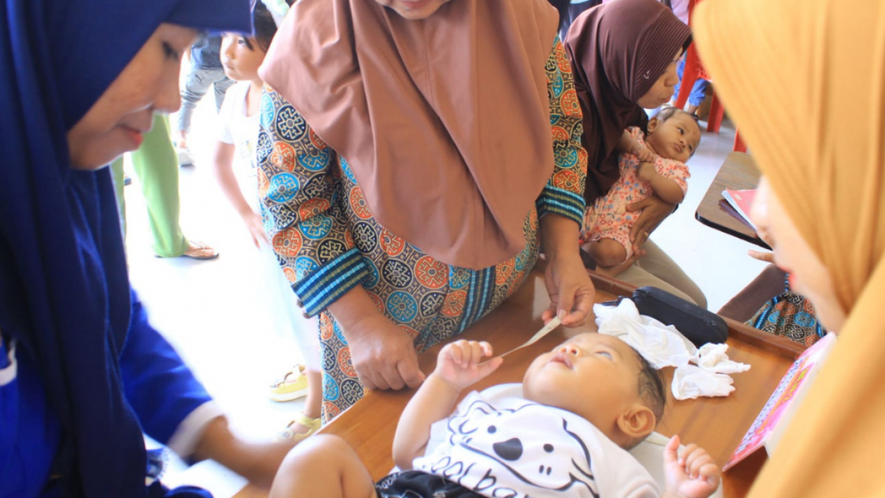 Pelaksanaan Posyandu oleh Kader Posyandu Mawar Desa Uso