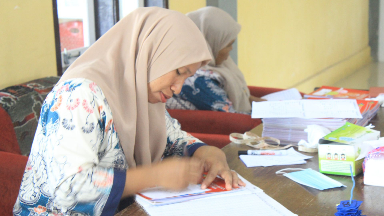 Pelaksanaan Posyandu Balita dan Ibu Hamil juga Lansia oleh Kader Posyandu Mawar Desa Uso.
