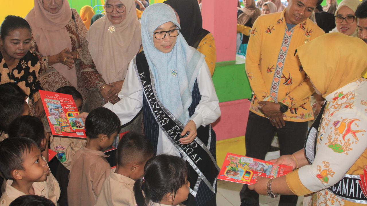 Kunjungan Kerja Bunda PAUD Kabupaten Banggai di Desa Uso: Soroti Pengawasan Penggunaan Gadget dan Tinjau Proses Belajar Mengajar