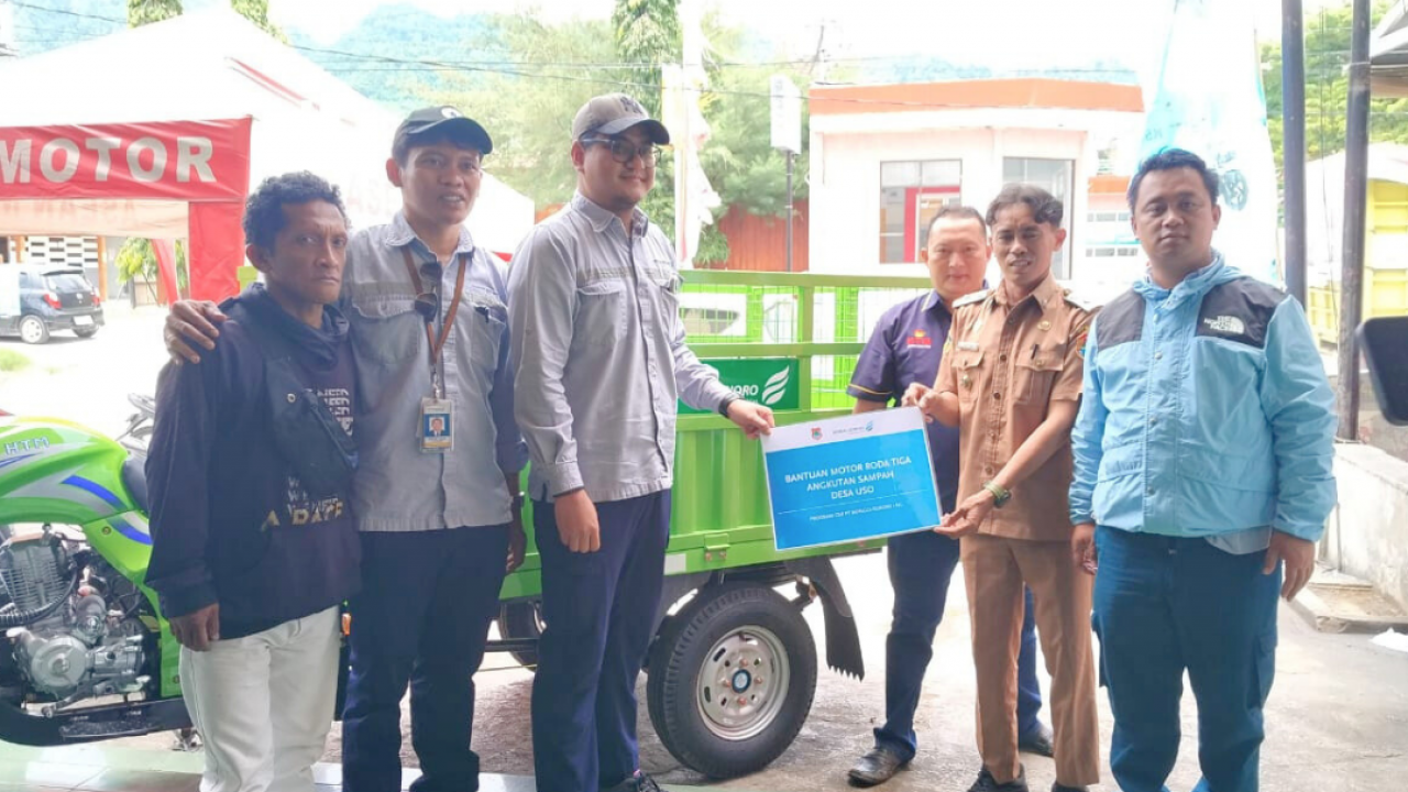 Pemerintah Desa Uso menerima bantuan motor roda tiga pengangkut sampah dari PT. Donggi Senoro - LNG.