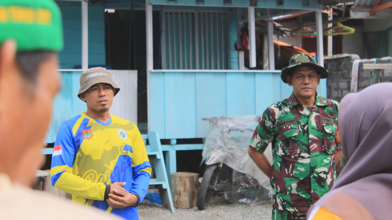 Koramil 1308-03/Batui dan Pemdes Uso Gelar Aksi Bersih Pantai dan Penghijauan di Desa Uso