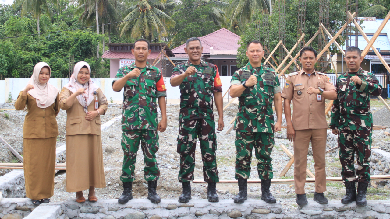 Dandim 1308/LB Tinjau Pembangunan Gedung KD8KMP Desa Uso
