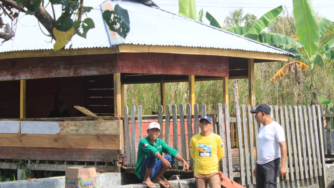 Siap Sambut HUT Desa, Pemdes Uso Kerja Bakti di Rumah Adat