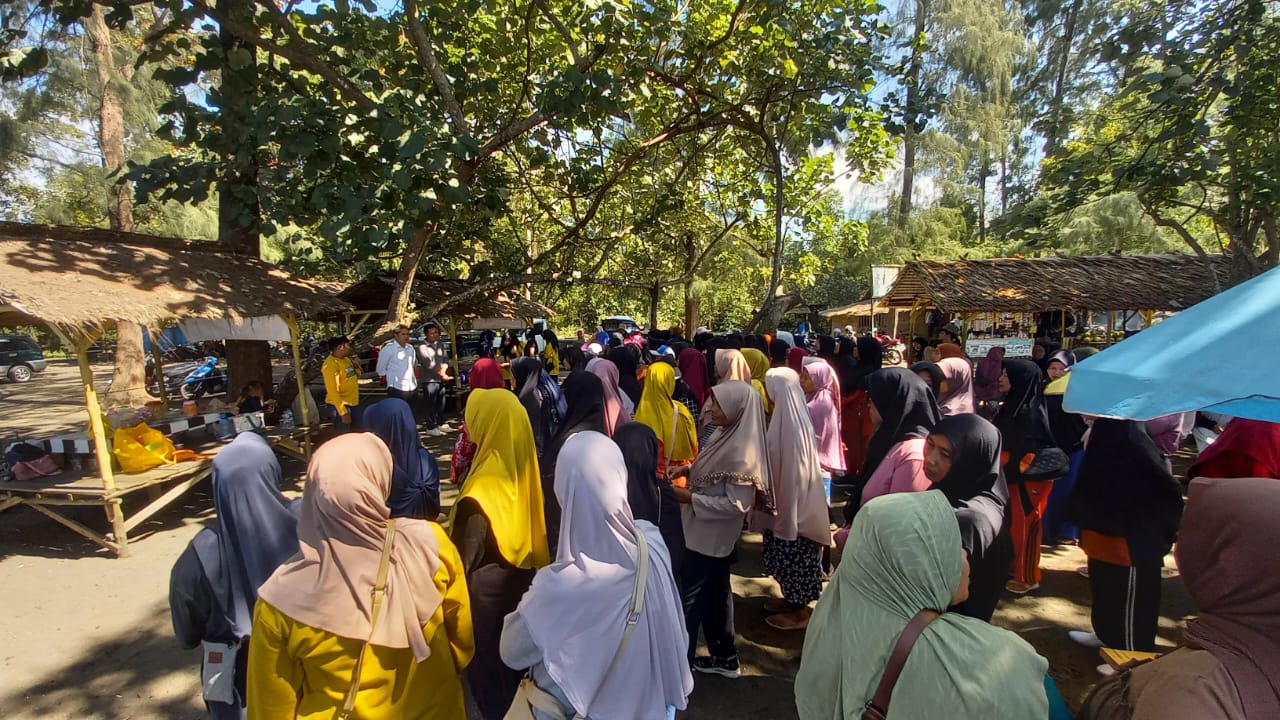 RATUSAN LANSIA DESA TANAH ABANG-DESA TIRTAKENCANA NIKMATI SUASANA TERBUKA DIPANTAI MINAHAKI TOILI