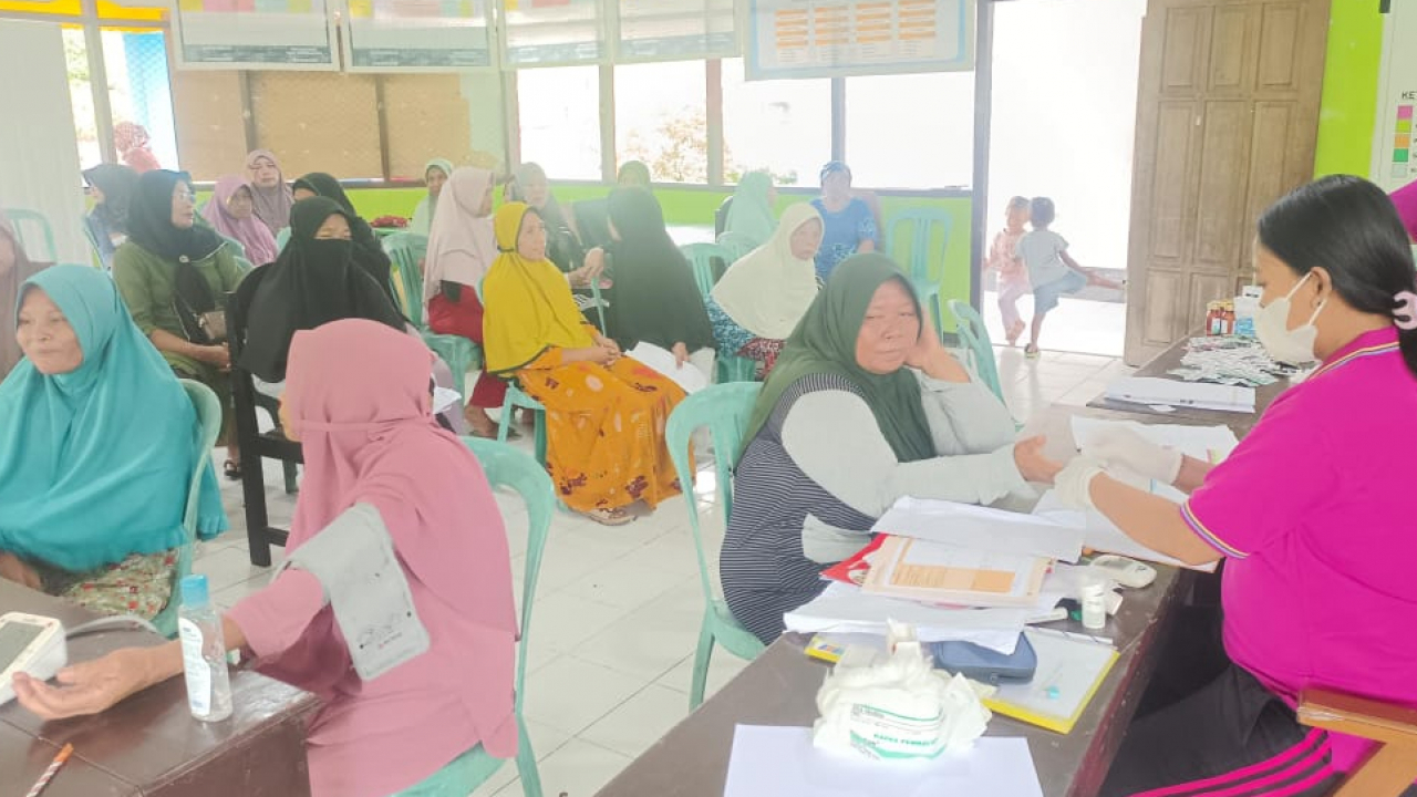 BIDAN DESA TANAH ABANG PERIKSA KESEHATAN 74 LANSIA