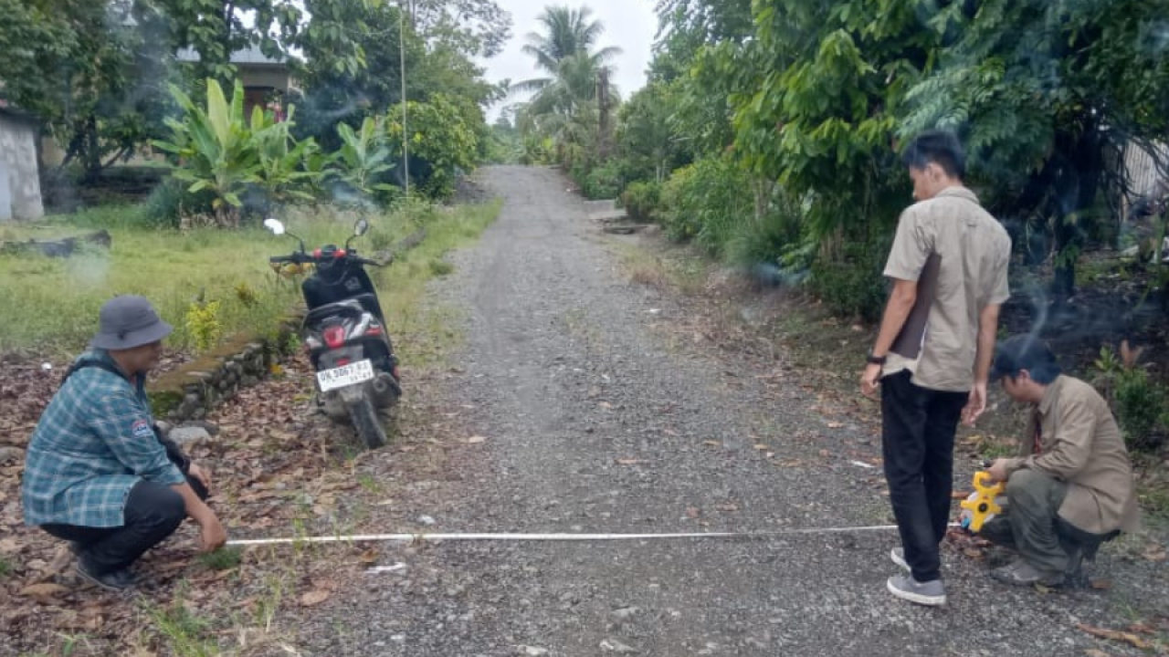 PROSES PENGUKURAN RENCANA PEMBANGUNAN JALAN SETAPAK DUSUN 3, DESA TANAH ABANG