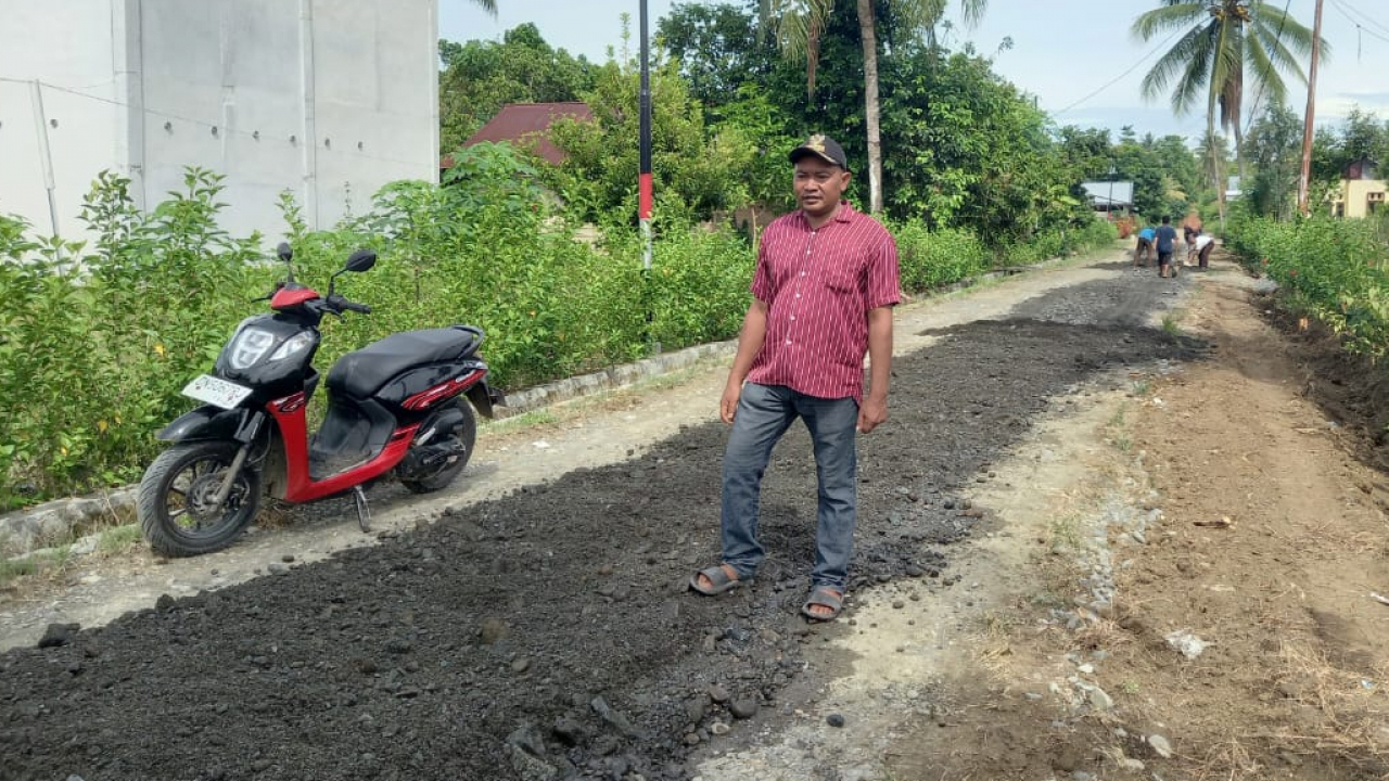 MASUKI MUSIM PENGHUJAN, PEMDES TANAH ABANG KEMBALI TIMBUN JALAN DESA