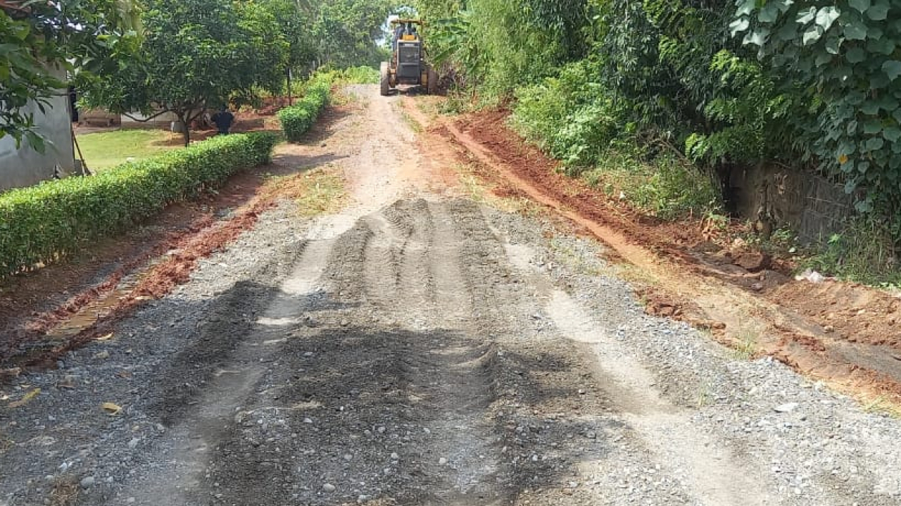 KADES TANAH ABANG TURUN TANGAN RATAKAN JALAN DUSUN 2