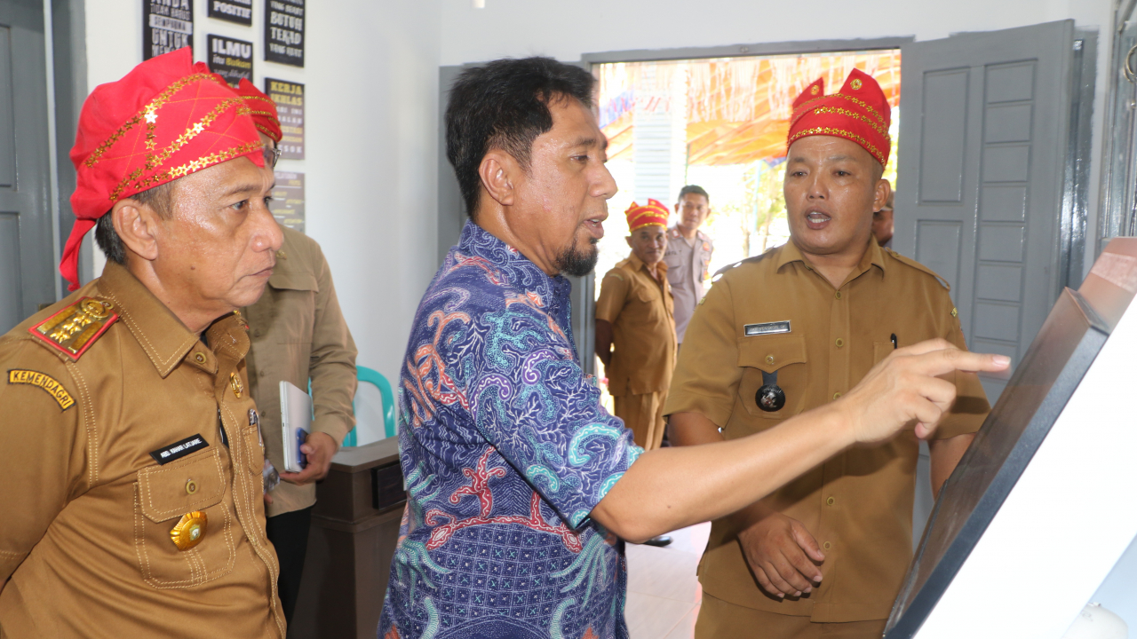 Kepala Dinas PMD Sulteng Operasikan Anjungan Mandiri Desa di Lanto Jaya