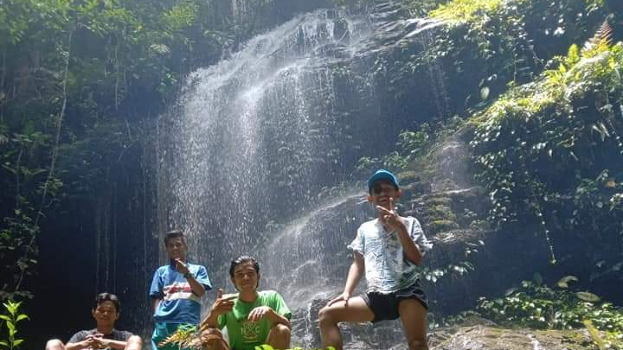 Air Terjun Kapidora terletak kurang lebih 1 km dari daerah perkampungan desa panjoka, air terjun ini dikenal dengan alam yang masi begitu alami pepohonan yang sangat indah dan bebatuan yang sangat indah jika di pandang mata. Lokasi ini tidak hanya menebarkan keelokan dalam balutan kesejukan udara yang bersih dan segar. Tetapi juga mitos yang menyatu dalam keyakinan masyarakat konon katanya siapapun yang mandi di air terjun tersebut di percaya akan lebih Awet Muda.