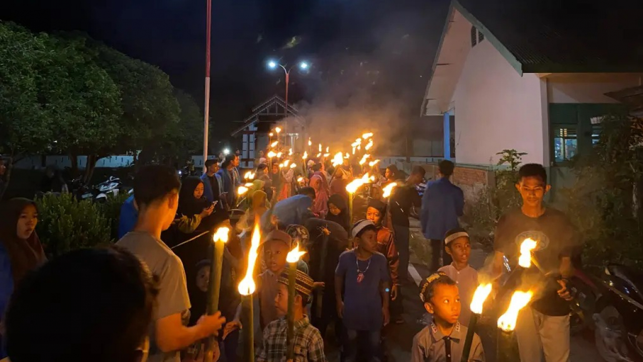 Foto: Semarak Pawai Obor Sambut Ramadan di Desa Sabang