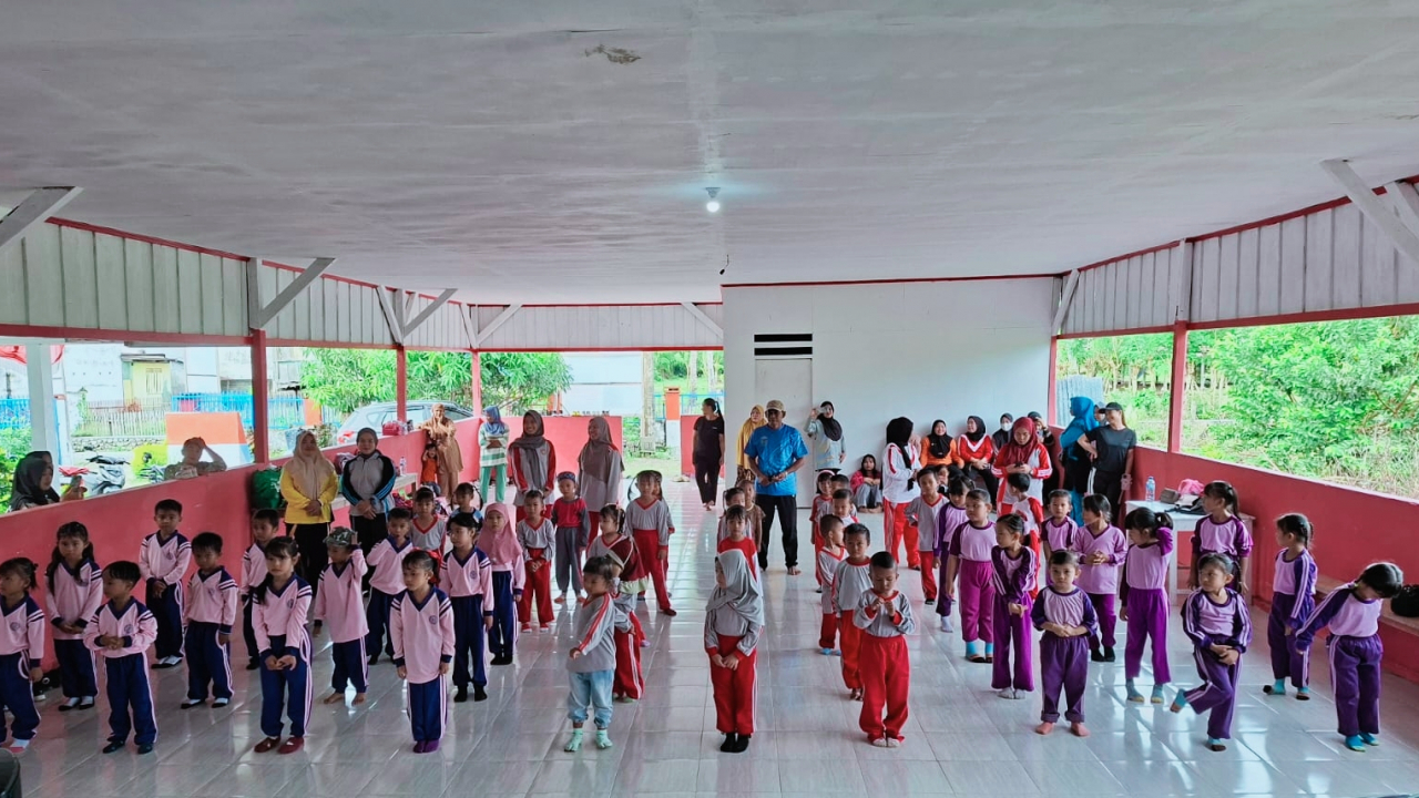 Senam Bersama Sekolah PAUD/TK Se-Desa Siboang Bersama Kepala Desa, Bunda Paud dan Guru-guru