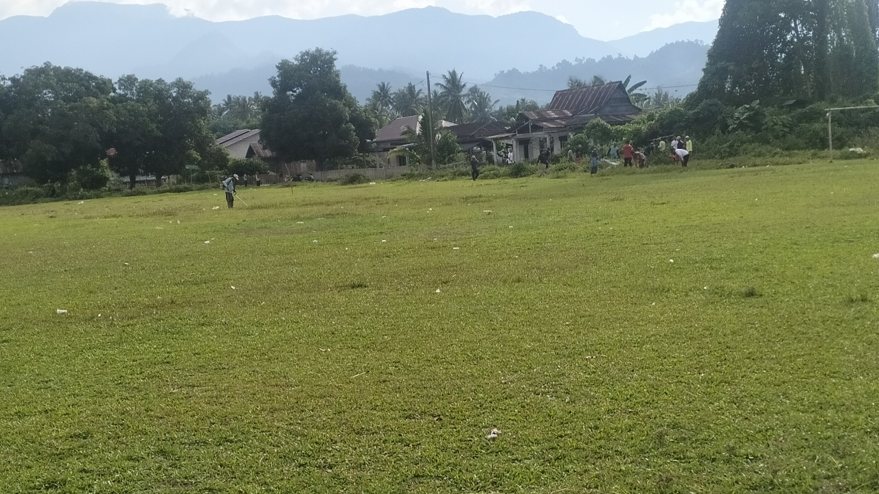 Kerja Bakti Tingkatkan Kualitas Lapangan Sepak Bola Siboang