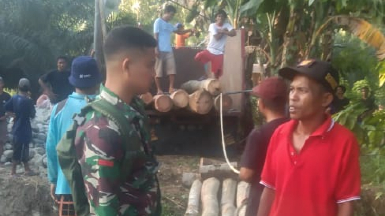 Jembatan Darurat dari Batang Kelapa di Dusun IV Desa Lumbumamara Dukung Pembangunan Permanen
