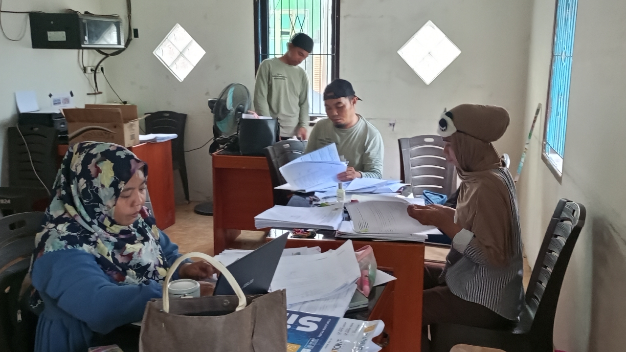Tingkatkan Kualitas Pelayanan Publik, Kades Zulfikar Pimpin Langsung Pemutakhiran Data Warga Wombo Kalonggo