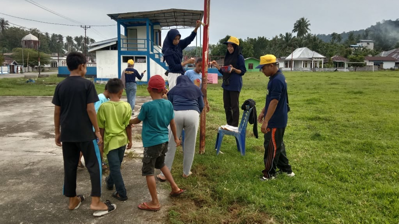 Kerja Bakti Bareng Mahasiswa UMADA di Desa Mimbala