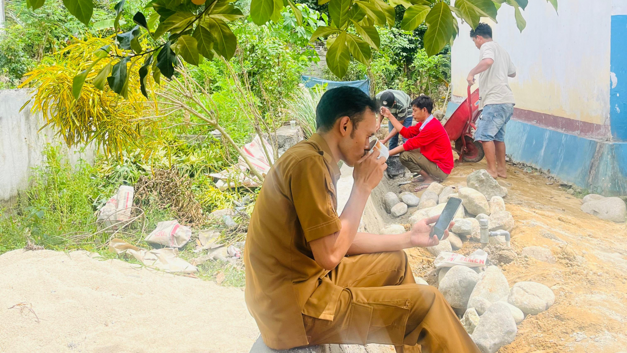PENATAAN PEKARANGAN KANTOR DESA LEMPE